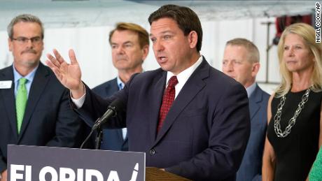 DeSantis gets standing ovation from GOP voters after flying migrants to Martha&#39;s Vineyard