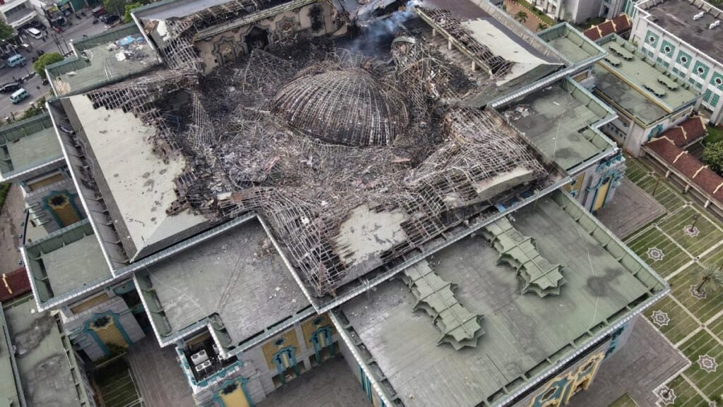 Giant dome collapses in Indonesia mosque fire