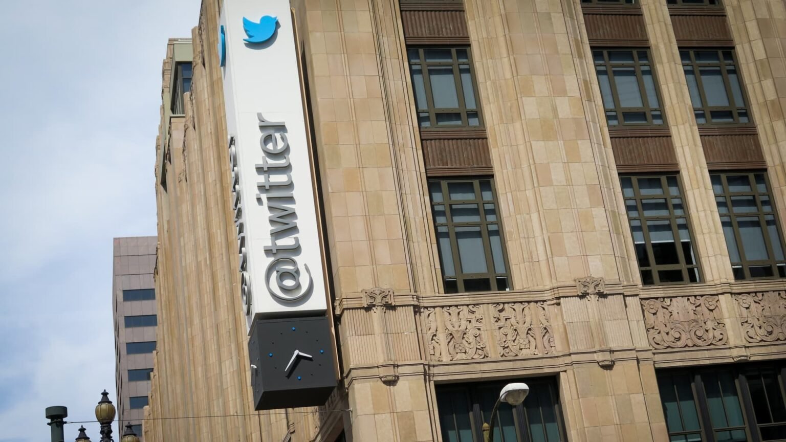 Elon Musk’s first day owning Twitter leads to havoc and a possible hoax about layoffs