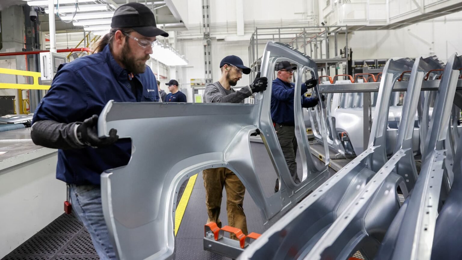 Unemployment rate falls to 3.5% in September, payrolls rise by 263,000 as job market stays strong