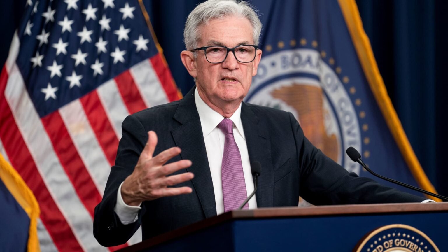 Fed officials expect higher rates to stay in place, meeting minutes show