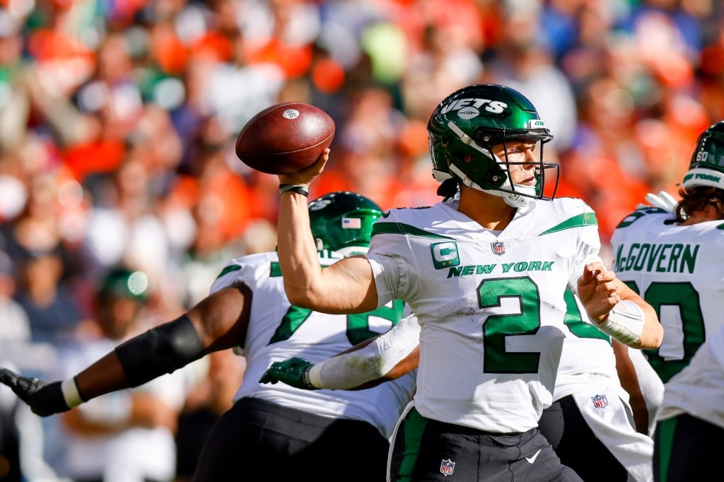 Zach Wilson passes during the Jets' win over the Broncos.