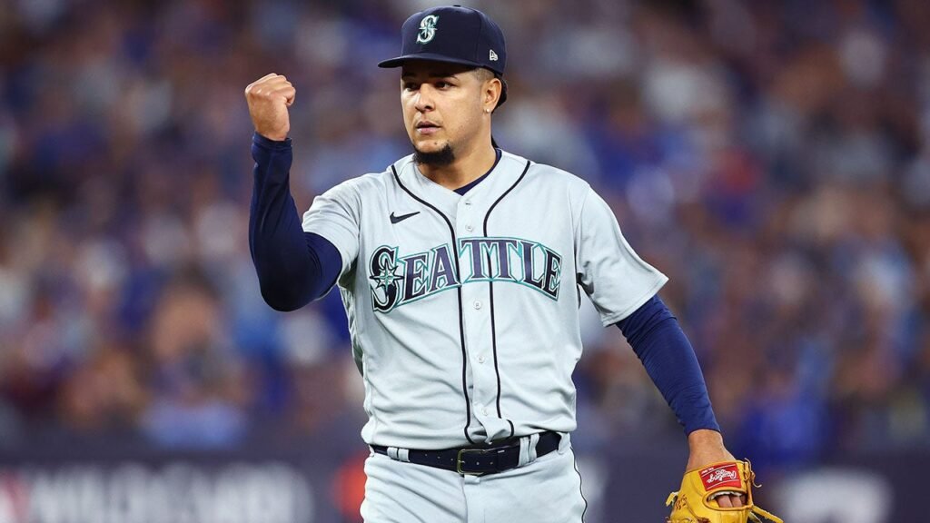 Luis Castillo’s gem gives Mariners win in first playoff game since 2001