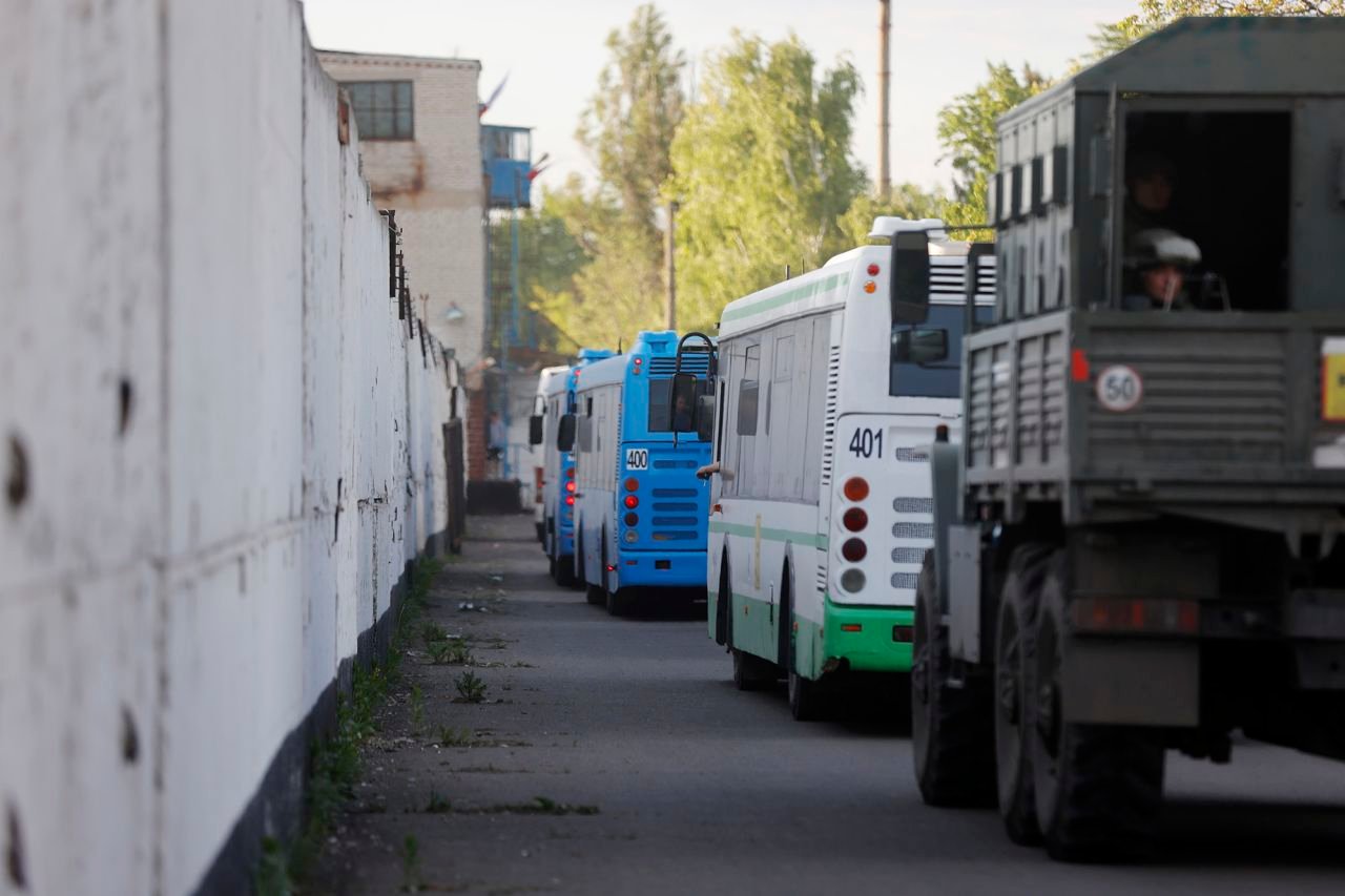 Buses with Ukrainian servicemen <a href=
