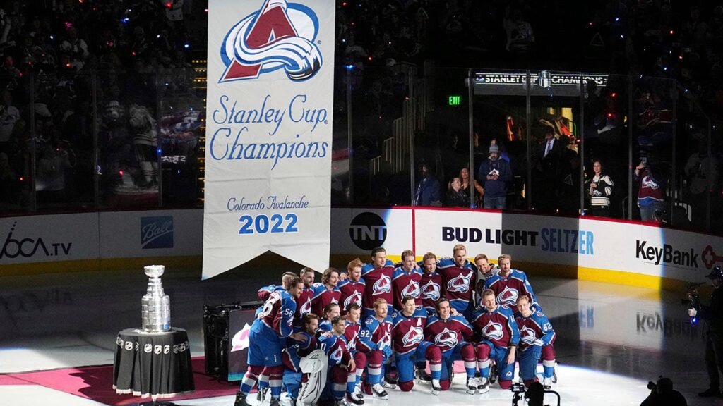 Avalanche raise Stanley Cup banner, start title defense with win
