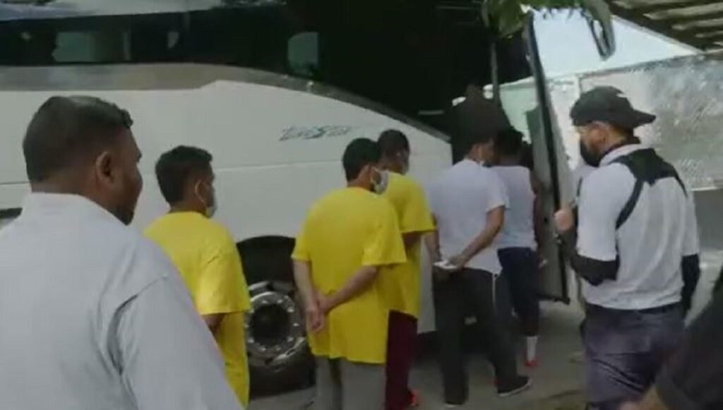Expelled Venezuelan migrants protesting in Mexico temporarily shut down international bridge to Texas
