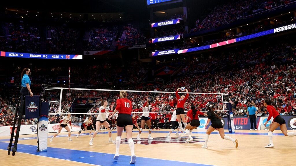 Wisconsin women’s volleyball takes court, wins for first time since leaked photos scandal