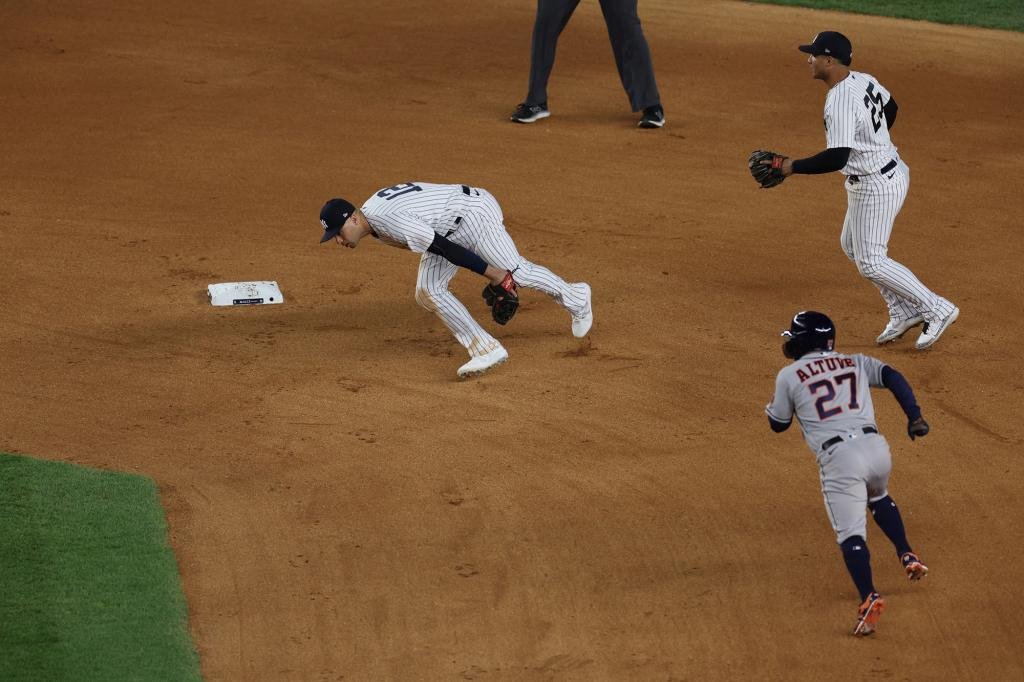 Gleyber Torres, Isiah Kiner-Falefa share blame in costly Yankees blunder