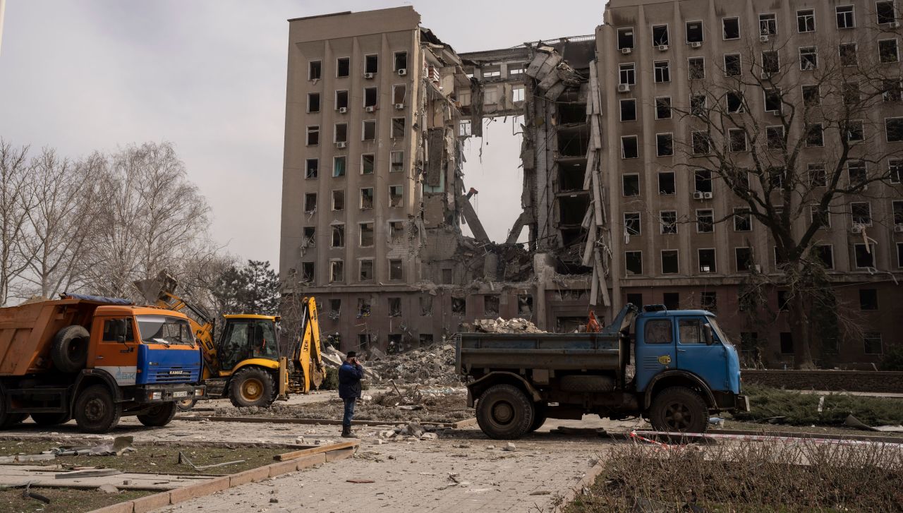The regional government headquarters of Mykolaiv, Ukraine, is damaged <a href=