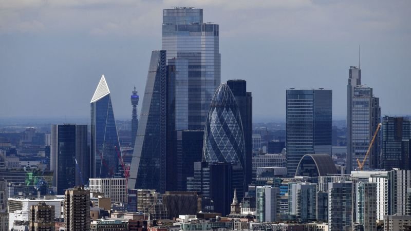 Moody’s lowers UK’s outlook to negative