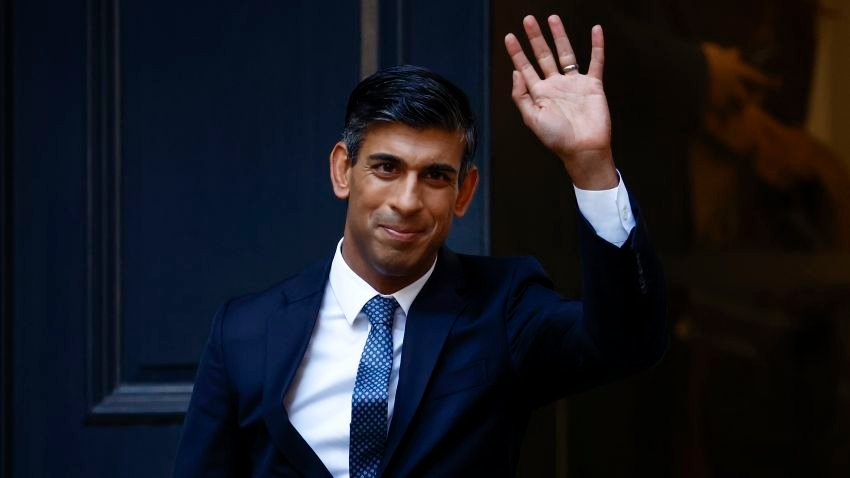 LONDON, ENGLAND - OCTOBER 24: New Conservative Party leader and incoming prime minister Rishi Sunak waves as he departs Conservative Party Headquarters on October 24,2022 in London, England. Rishi Sunak was appointed as Conservative leader and the UK's next Prime Minister after he was the only candidate to garner 100-plus votes from Conservative MPs in the contest for the top job. (Photo by Jeff J Mitchell/Getty Images)