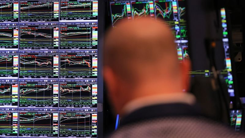 Stock market keeps rallying even though consumers feel lousy