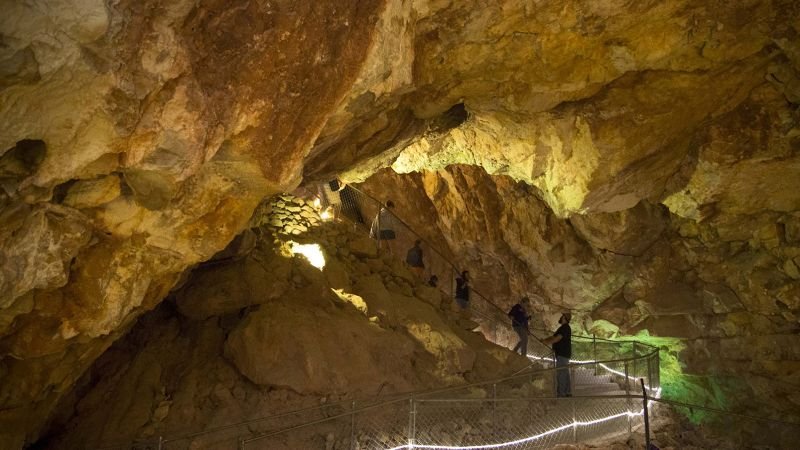 Grand Canyon Caverns: Tourists trapped about 200 feet underground