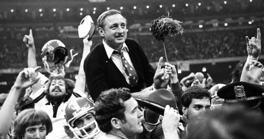 Vince Dooley, longtime Georgia football coach, dies at 90