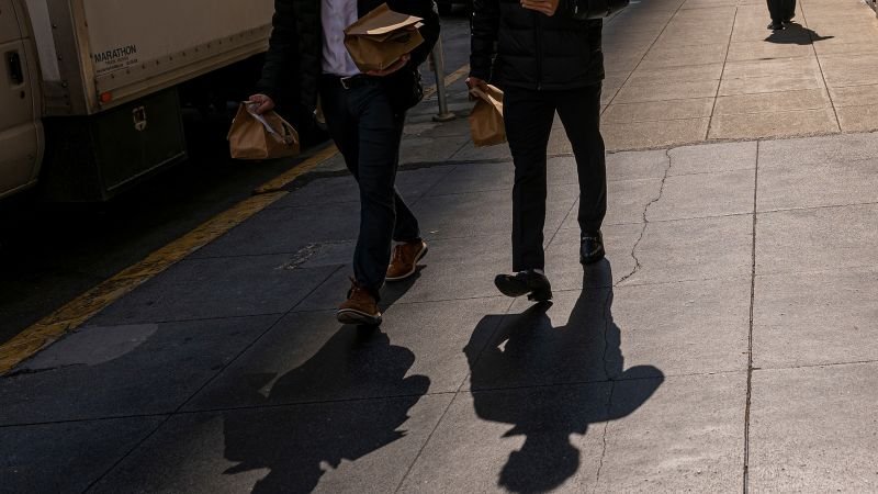 Employers kept hiking workers’ wages last quarter, but they did not keep up with inflation