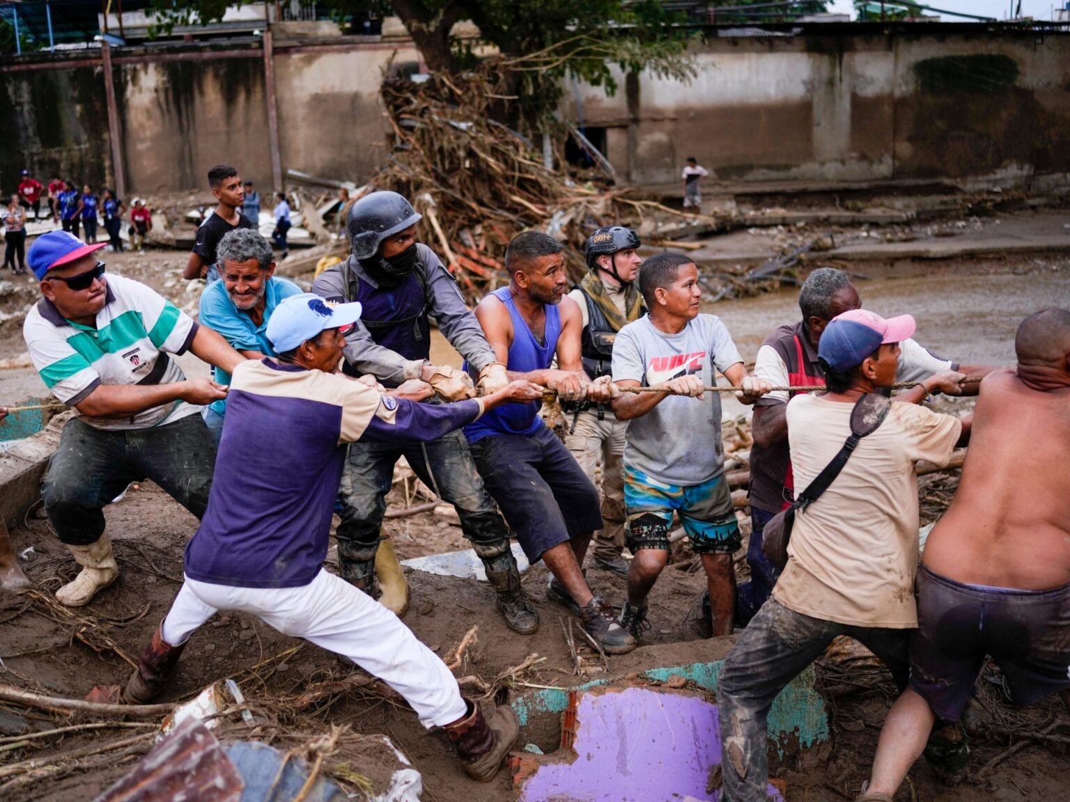 ‘Get me out’: Search for Venezuela landslide survivors continues