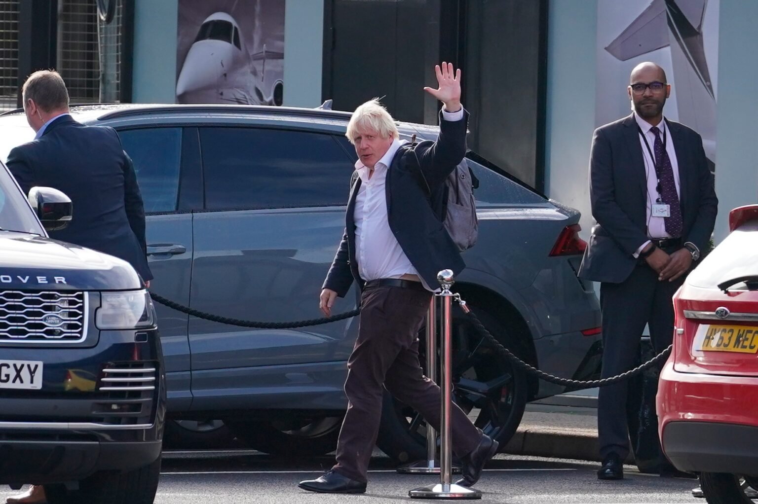Boris Johnson ‘booed’ on flight from Caribbean vacation to London for political comeback: report