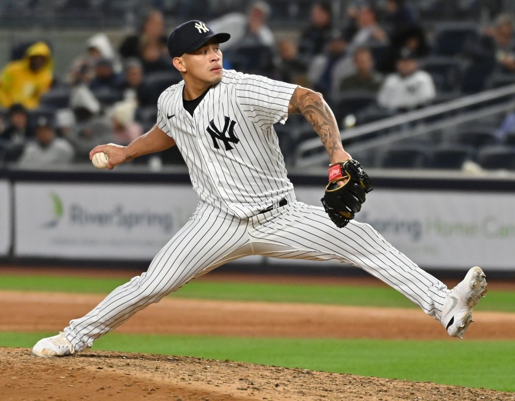 Jonathan Loaisiga pitches on Friday during the Yankees' win over the Red Sox.