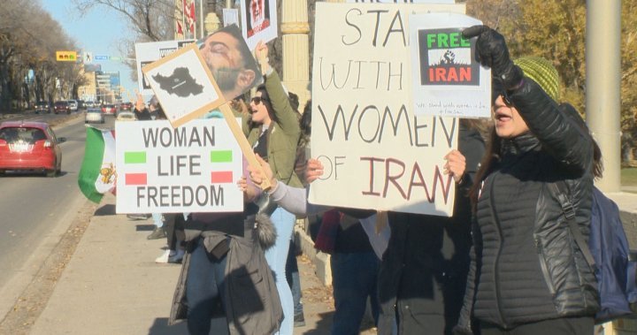 Regina protesters form a ‘human chain’ in solidarity with Iranians