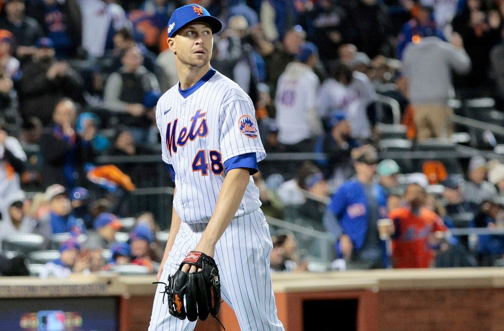 Jacob deGrom walks to the dugout after getting out of the sixth inning during the Mets' victory.