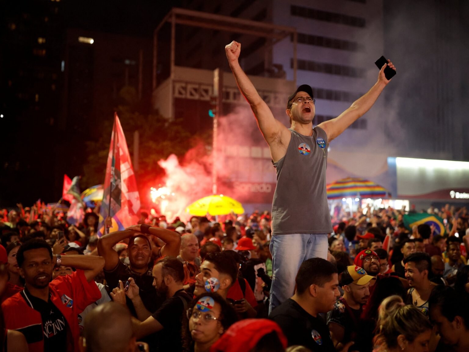 Brazil election: Lula da Silva narrowly defeats Jair Bolsonaro