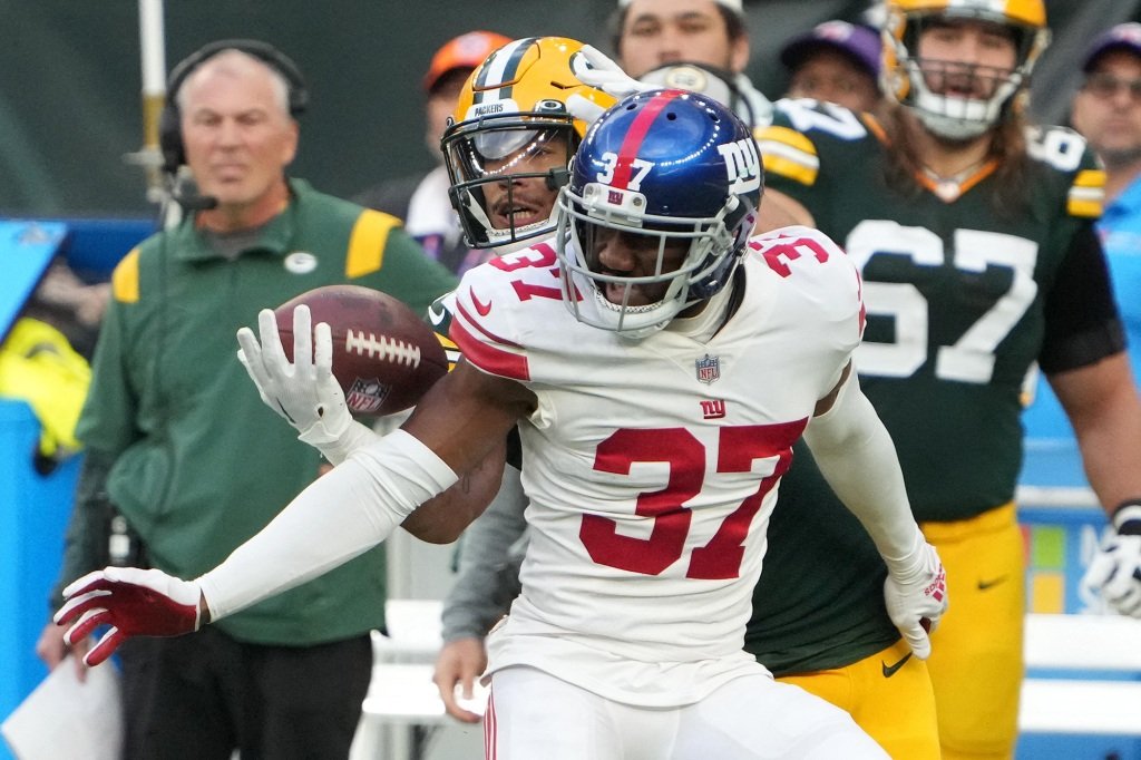Giants corner Fabian Moreau (37) defends Packers receiver Allen Lazard in the second half in London on Oct. 9, 2022.