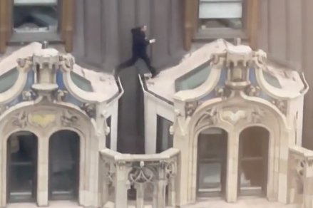 daredevil seen running ontop of high rise in manhattan