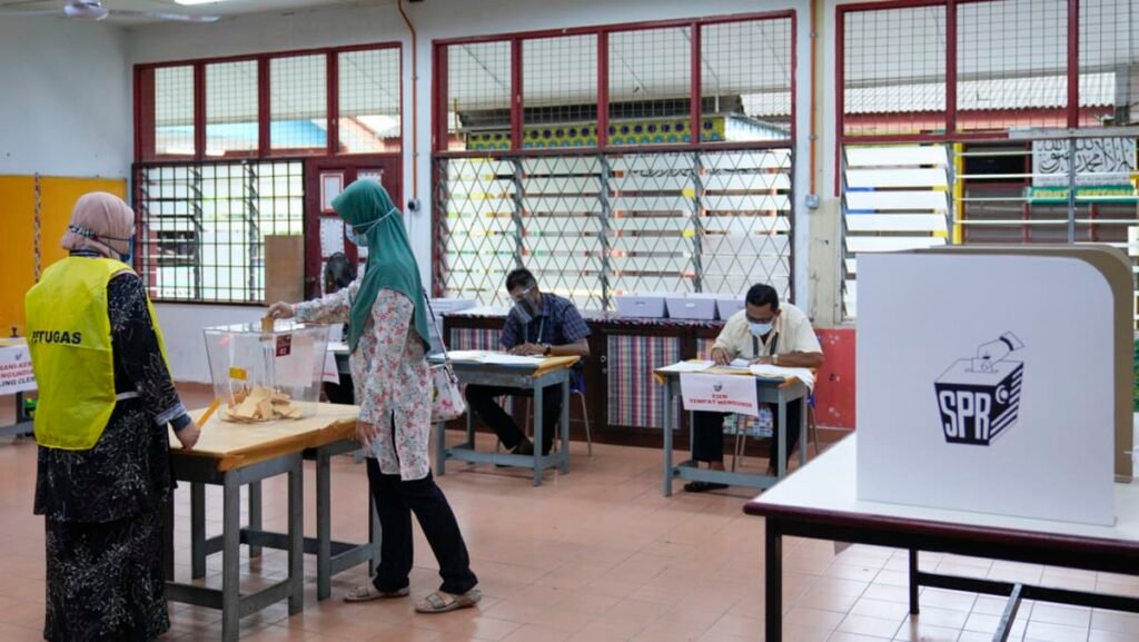 Pahang and Perlis dissolve legislatures, paving the way for state polls to be held during Malaysia’s GE15