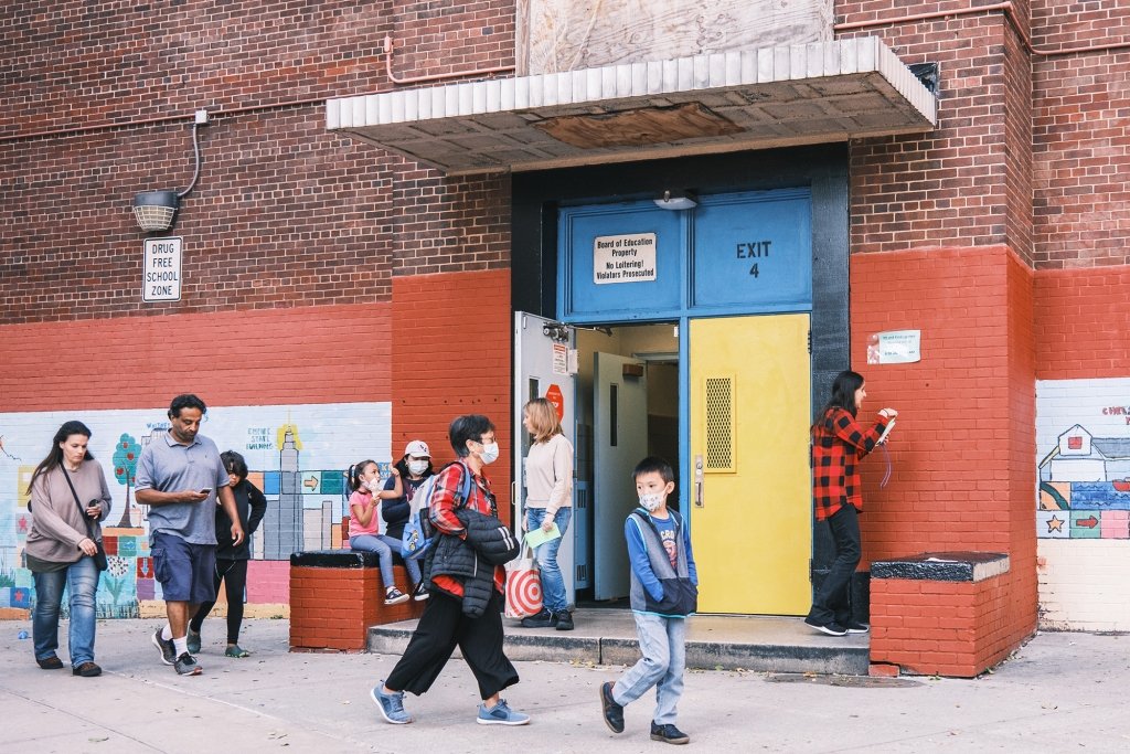 A picture of kids being picked up from school in NYC.