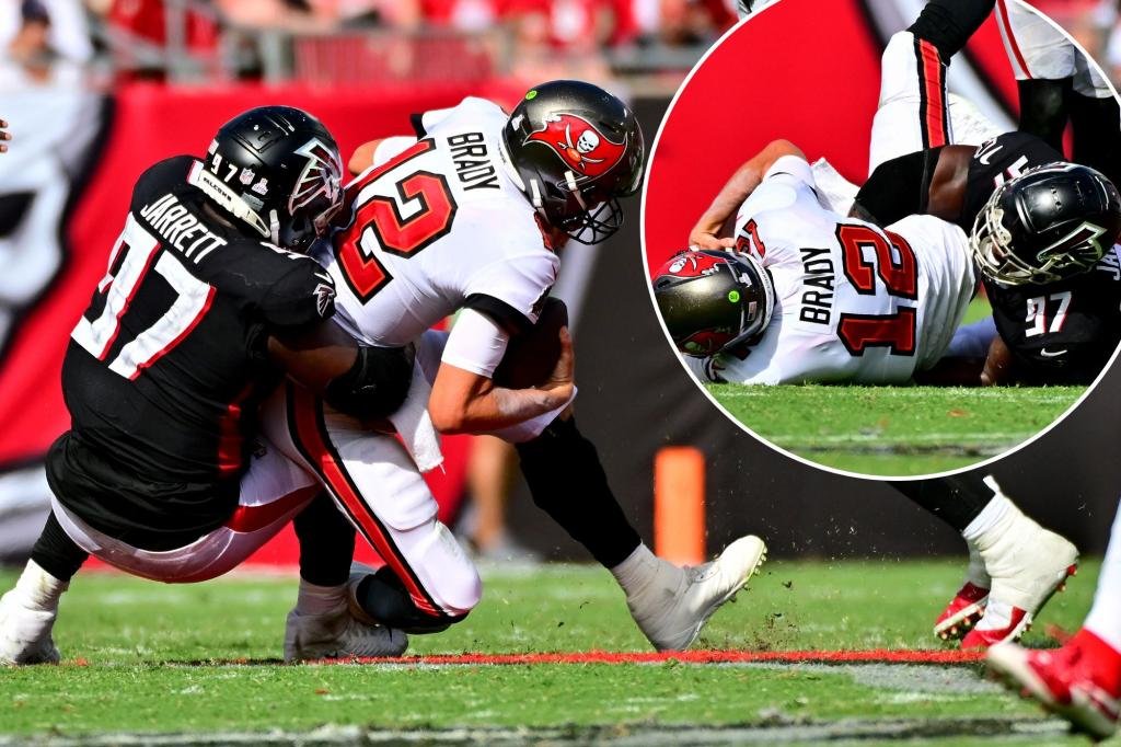 Tom Brady, Buccaneers benefit from questionable roughing the passer call