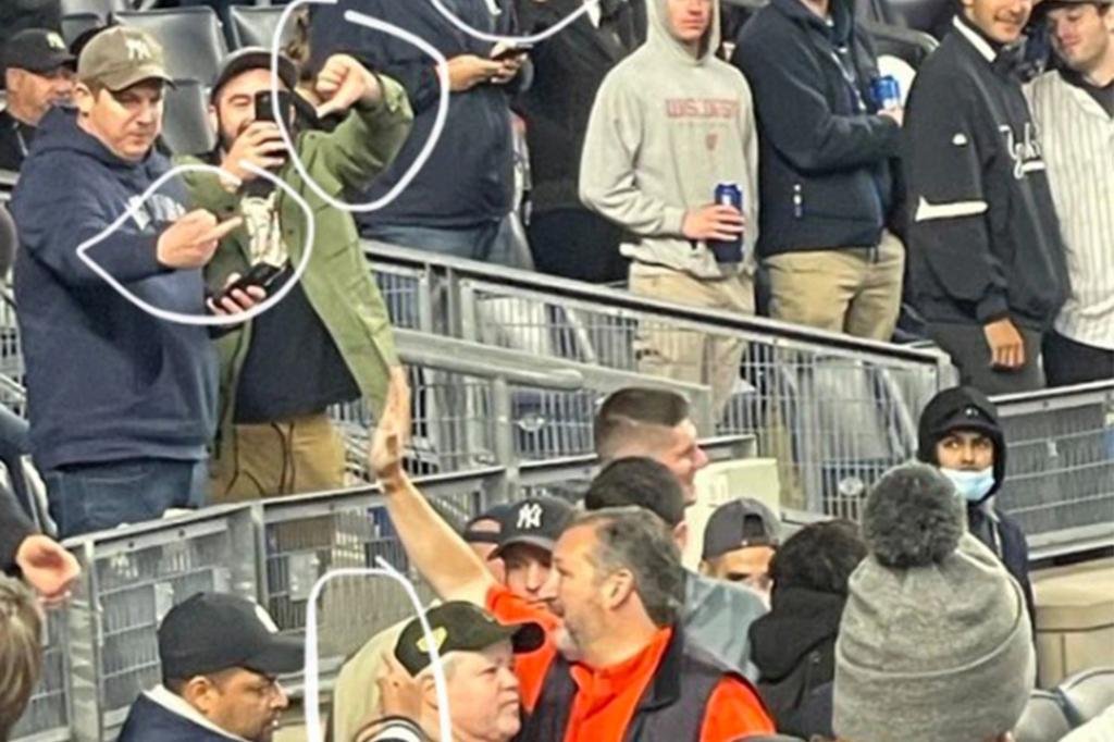 Yankees fans flip off Ted Cruz at Yankee Stadium