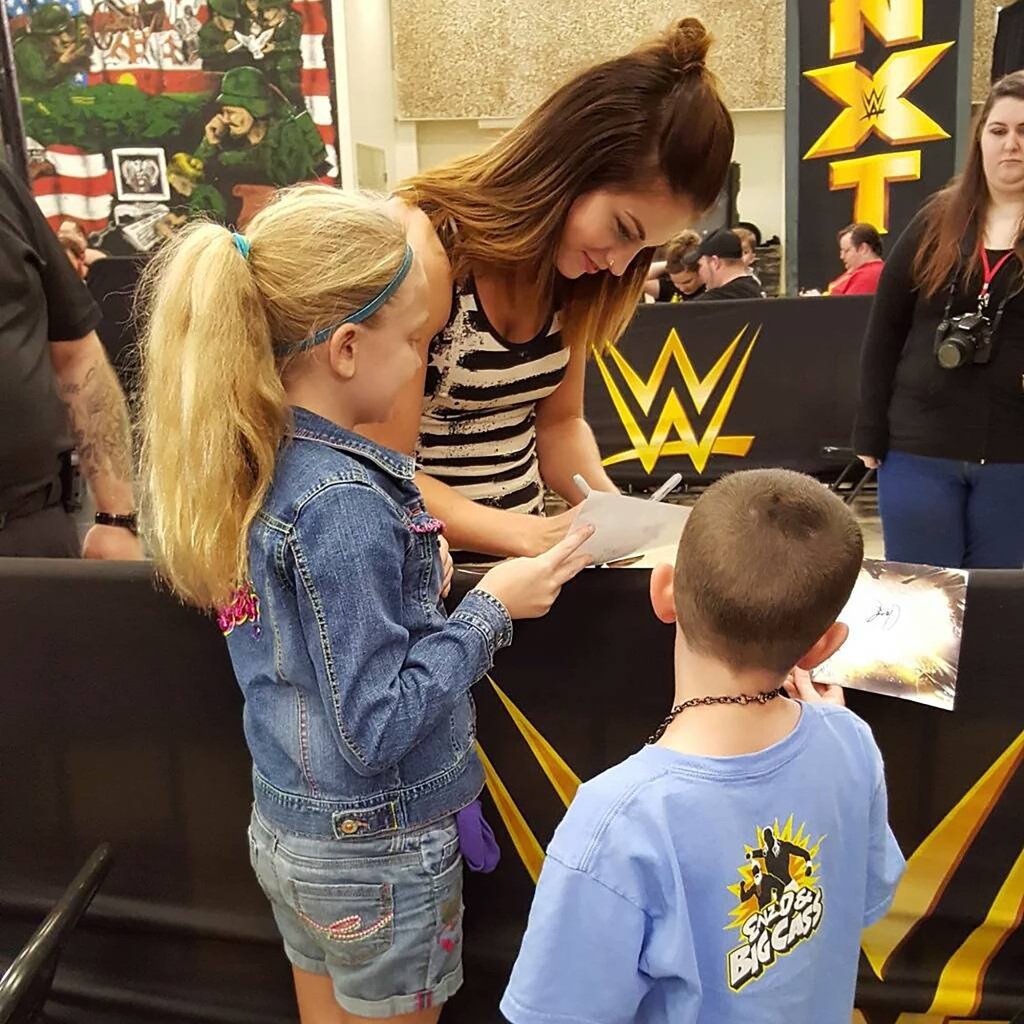 Sare Lee signing autographs