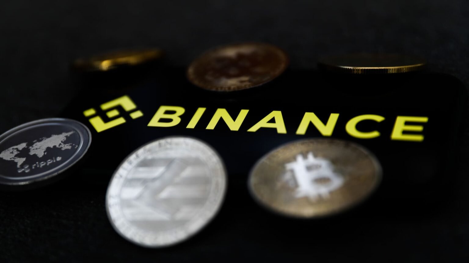 Binance temporarily halts withdrawals of stablecoin USDC as investor concerns mount after FTX collapse
