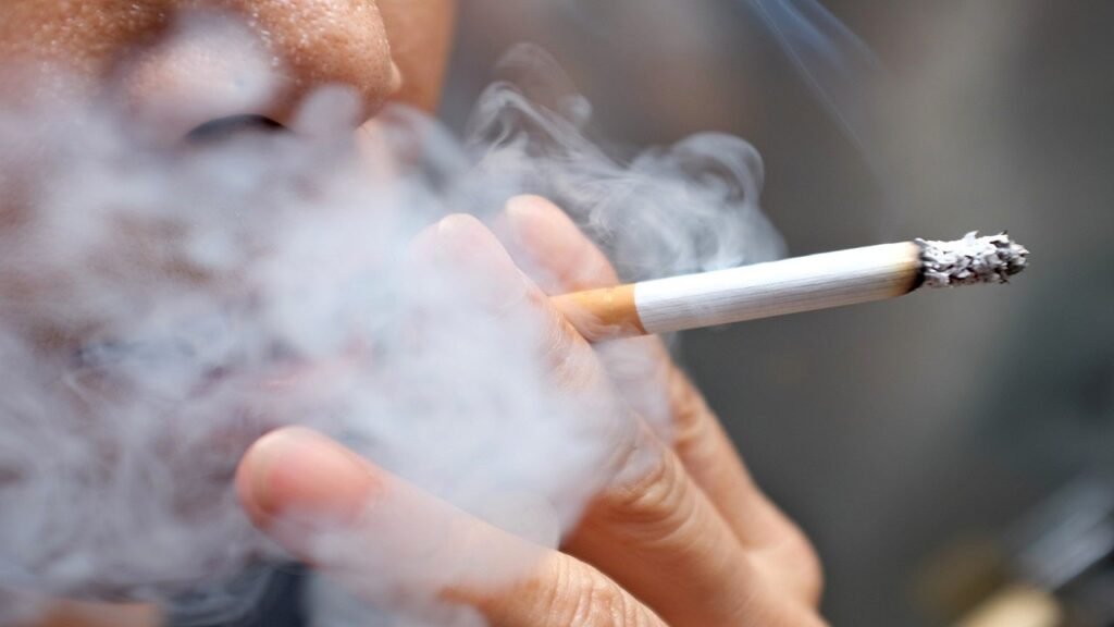 U.S. cigarette companies required to display smoking risks in stores