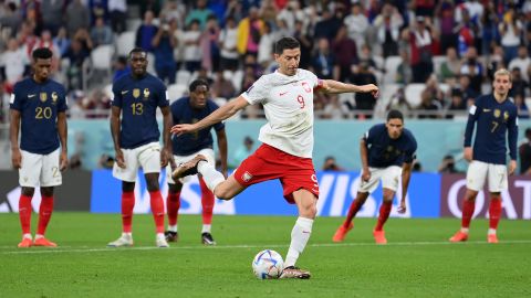 Lewandowski scores his second penalty take against Hugo Lloris.