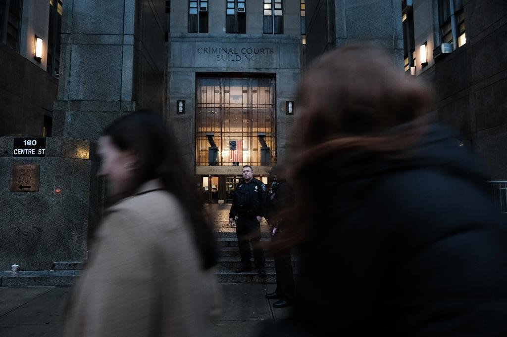 Federal lawsuit challenges ban on felons serving on Manhattan juries