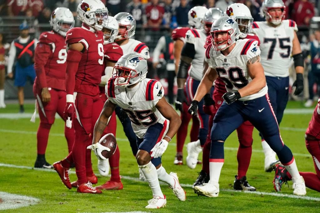 Patriots stay in playoff hunt with ‘MNF’ win over Cardinals