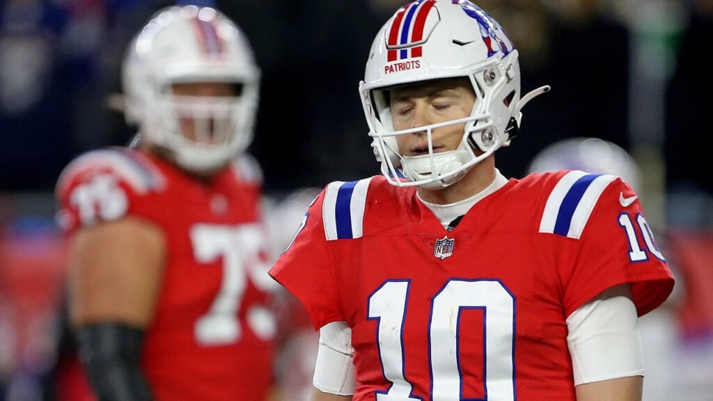 ‘ManningCast’ pokes fun at shirtless Mac Jones photo while talking cigars with Joe Burrow