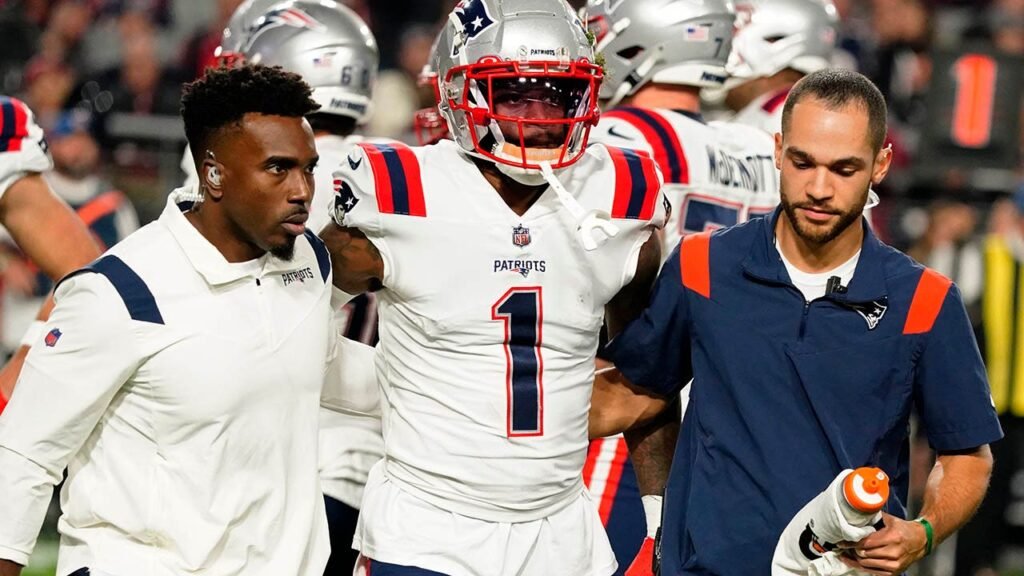 Patriots’ Nelson Agholor pleads for play to stop as DeVante Parker looked dazed after catch