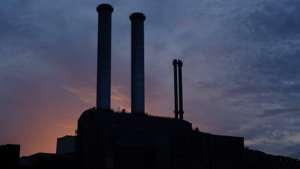 Greens support needed to pass price caps as Coalition moves for coal company compensation
