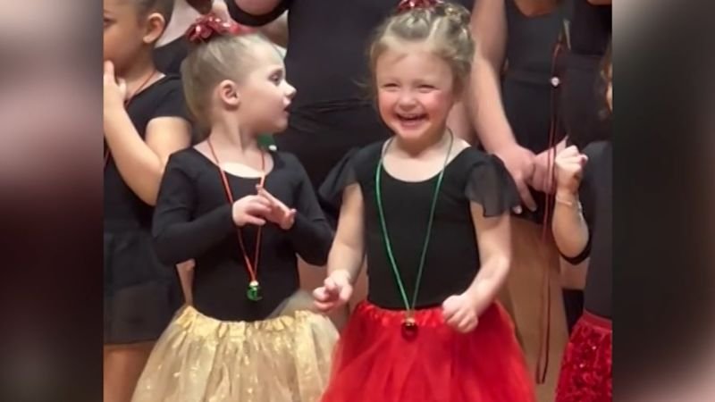 See moment 3-year-old realizes her family are in her dance recital audience