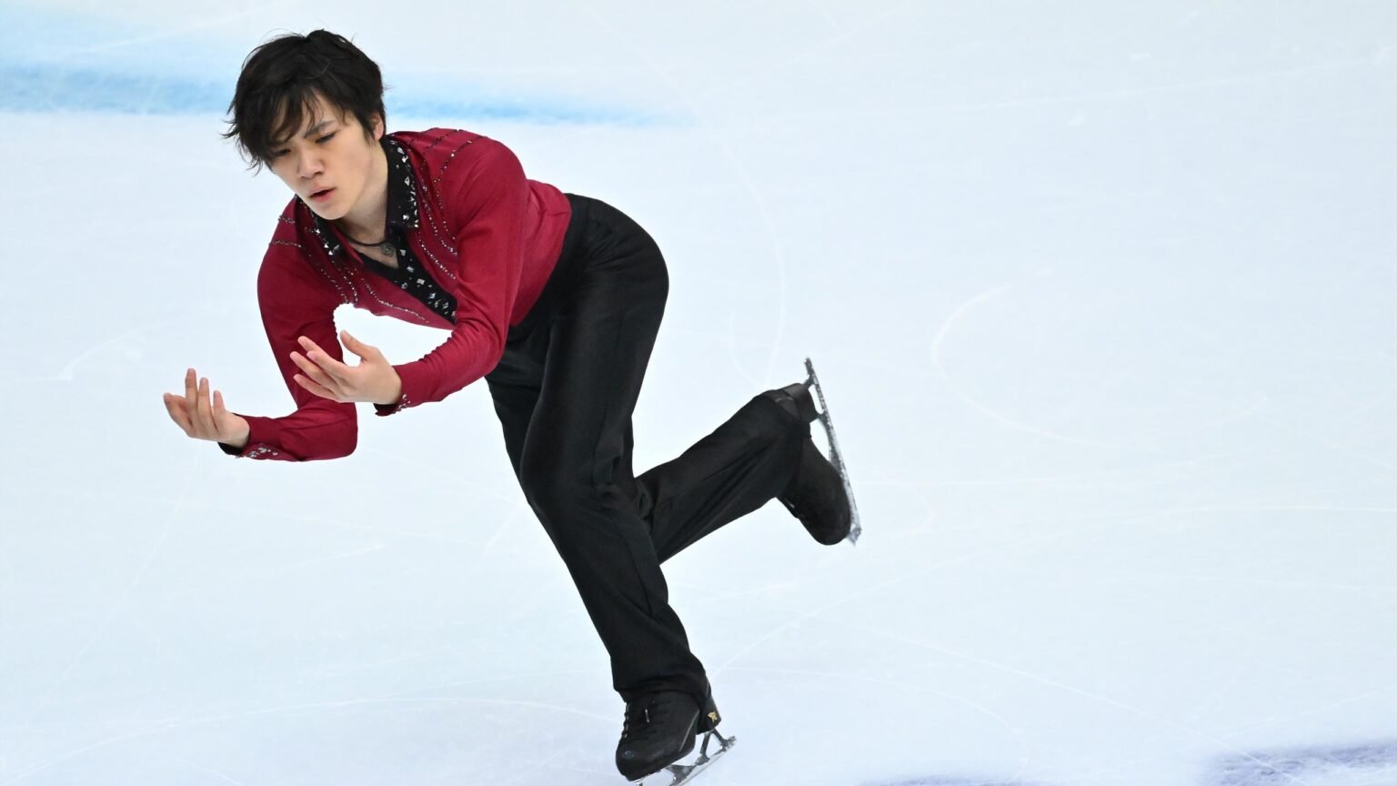Uno Shoma: Japan world champion takes healthy lead into figure skating Grand Prix Final