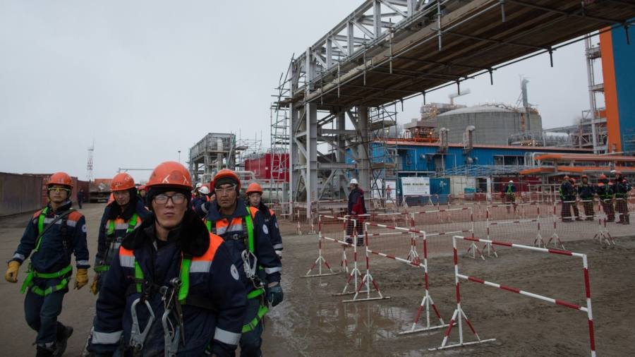 Total loosens Russian ties with Novatek writedown