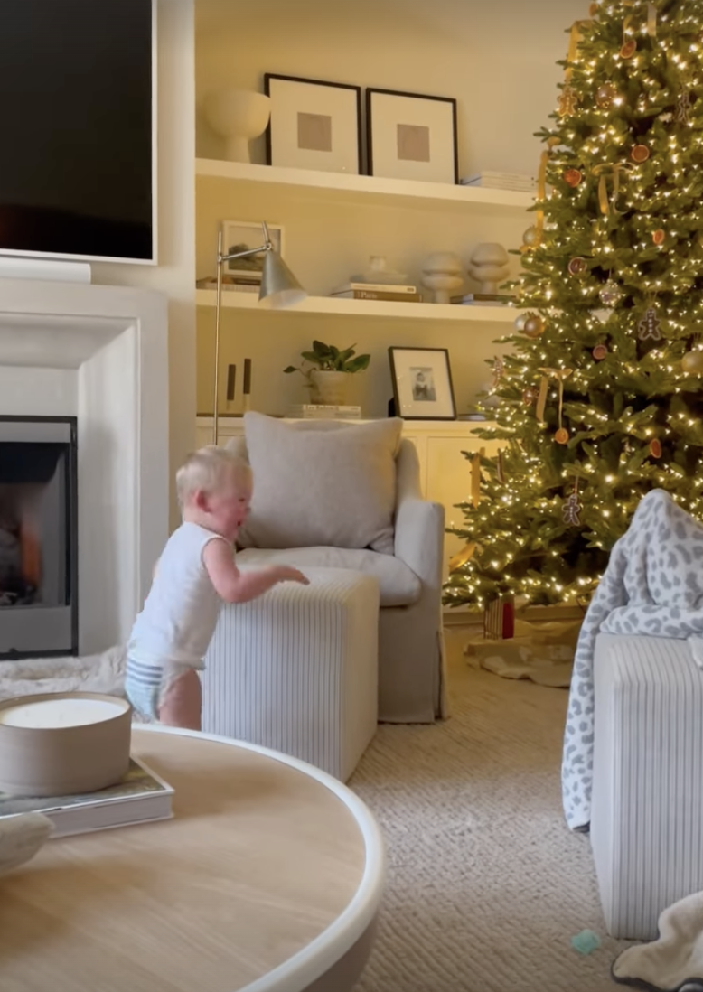 Lauren Lane - Celebs Decorating Their Homes for 2022 Holidays