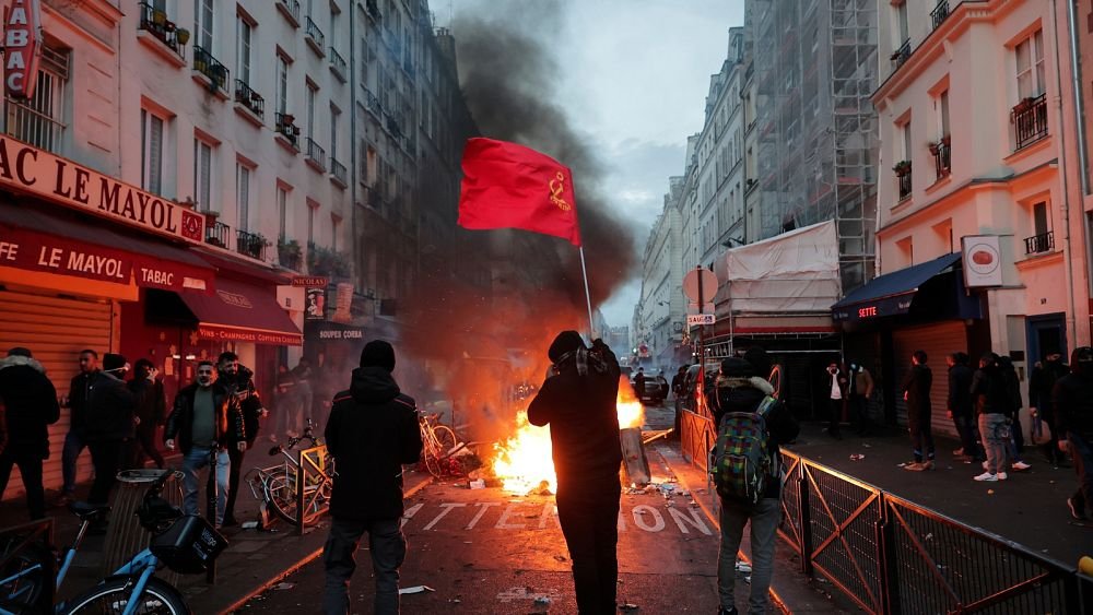 Paris shooting: Clashes break out after gunman kills three at Kurdish cultural centre