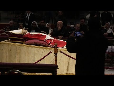 Benedict’s admirers flock to Vatican to pay their last respects