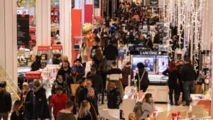 Macy’s says its holiday sales will be lower, citing inflation pressures