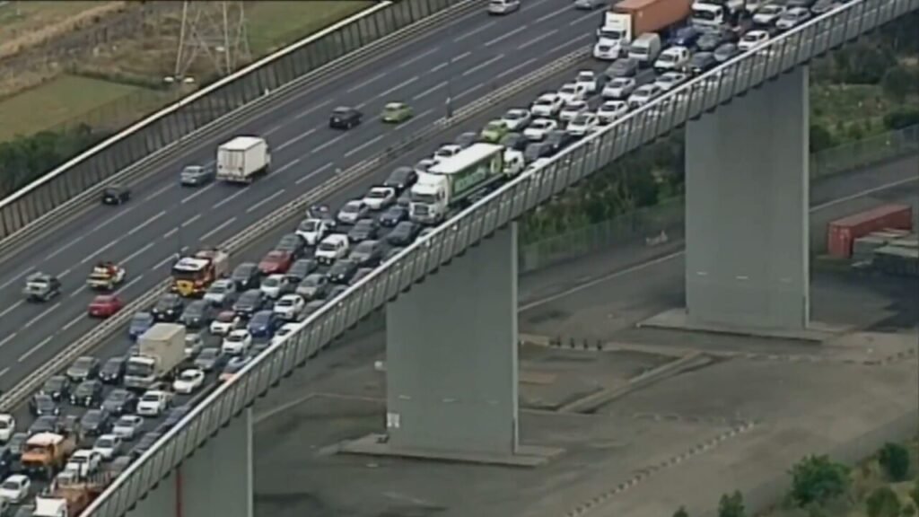 Vic drivers warned to expect delays over the next month due to roadworks on busy freeway