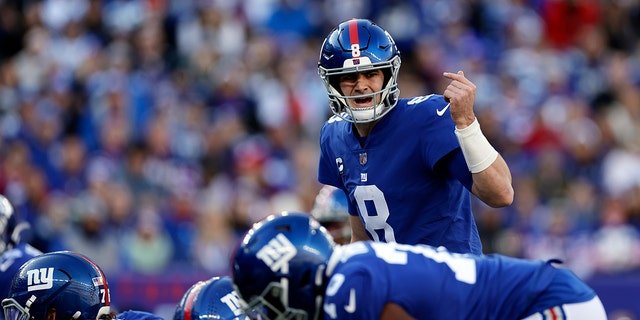 New York Giants quarterback Daniel Jones (8) calls out a play at the line of scrimmage during a game against the Indianapolis Colts Jan. 1, 2023, in East Rutherford, N.J.