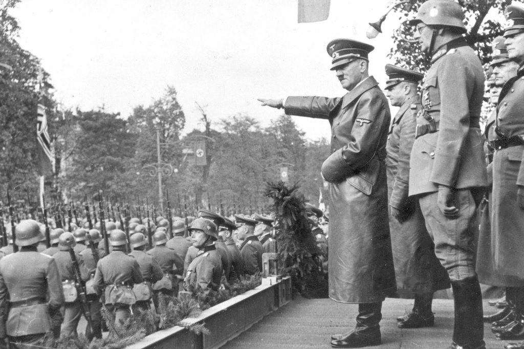 Photo of Adolf Hitler making his Sieg Heil salute.